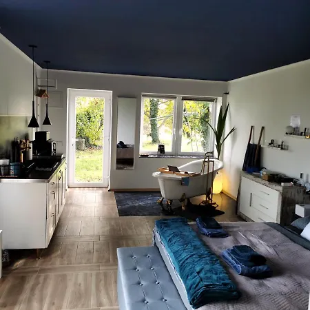 Buby - Vegtelenbe Es Tovabb Apartment